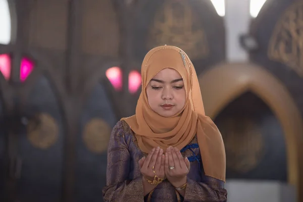 Muslim wanita berdoa — Stok Foto