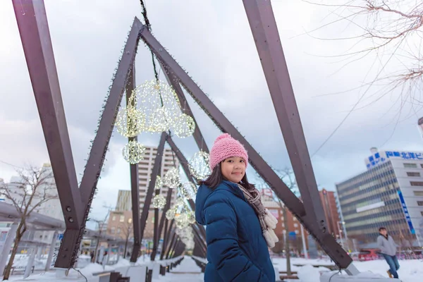 Söt asiatisk tjej i vinter — Stockfoto