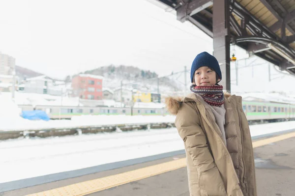 Anak asia lucu di stasiun kereta api — Stok Foto