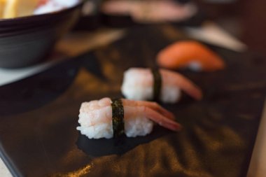 Japonya karides suşi