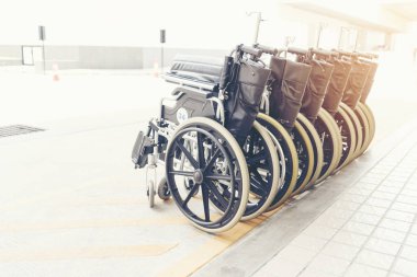 tekerlekli sandalye sert güneş ışığı ile