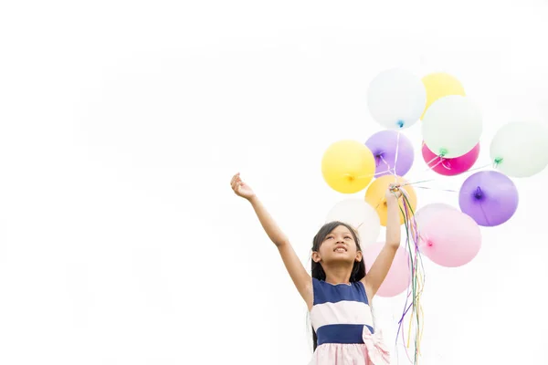 Menina feliz segurando balões com fundo branco. Estilo de imagem isolado . — Fotografia de Stock