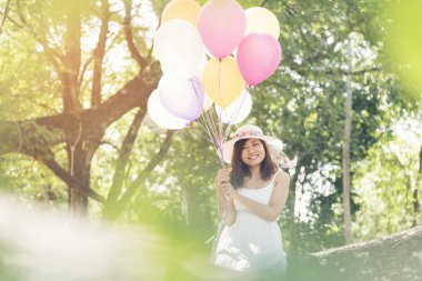 yaz tatili, kutlama ve yaşam tarzı kavramı - renkli balonlar açık parkta güzel bir kadınla.