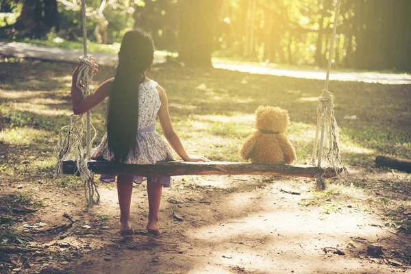 Küçük Güzel Kız Tüylü Ayıcık Ahşap Oturma Parkta Salıncak Dostluk — Stok fotoğraf