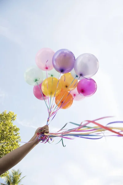 Mulher Mão Segurando Balões Coloridos — Fotografia de Stock