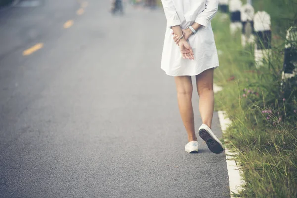 Viehättävä Nainen Kävelee Tiellä — kuvapankkivalokuva