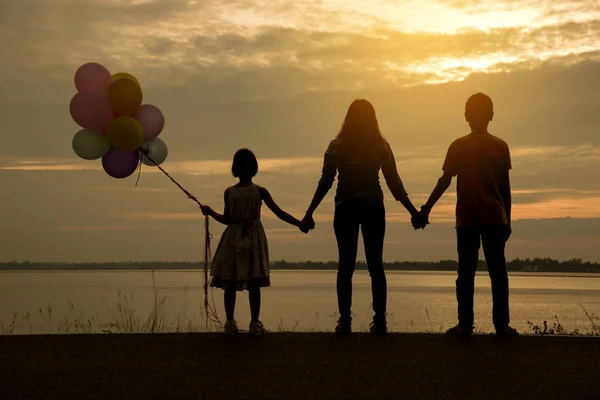 Silhouette Familj Stående Och Sjön Solnedgången — Stockfoto