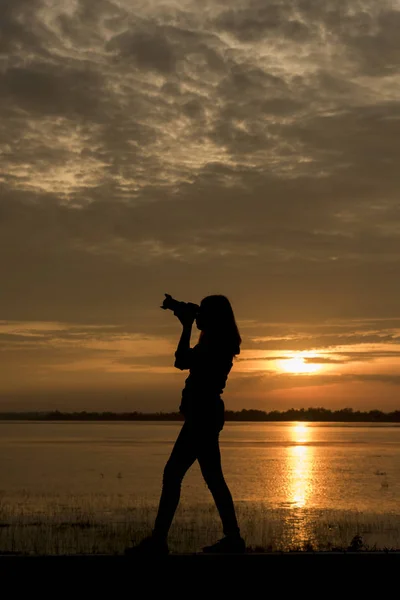 Silhouette Beau Photographe Prendre Une Photo Avec Appareil Photo Professionnel — Photo