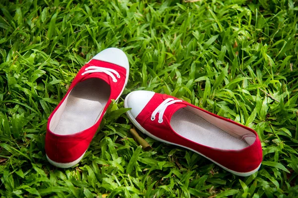 Kırmızı Spor Ayakkabı Güzel Kadın Giyim Jeans Yeşil Çayır Üzerinde — Stok fotoğraf