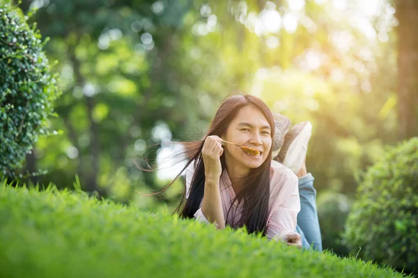 공원에서 얼굴을 미소와 여자를 시간을 Horizontal Blurred Background Film — 스톡 사진