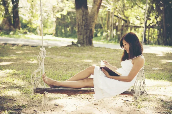 Ontspanning Vrouw Lezen Van Een Boek Het Park — Stockfoto