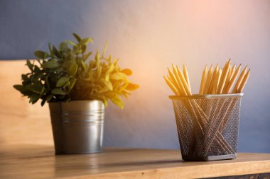 kopya alanı ile ahşap bir masa ayarlamak Kırtasiye.