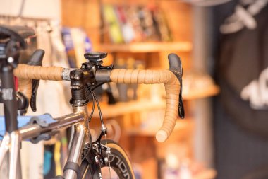 Duvardaki bisiklet ile oturma odasında süsleyin. İç tasarım. sağlıklı yaşam kişi şehir için hobi. parkta Bisiklete binme.