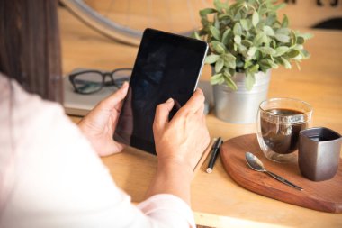 Güzel kadın keşfetmek Online alışveriş sitesi. Eller genç kadının alışveriş online dizüstü bilgisayar ve akıllı telefon üzerinden okuma online makale kullanarak kapatın. İş kavramı.