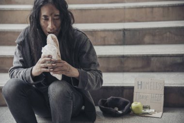 Evsiz, yoksul, dilenci, para isteyen ve içinde 