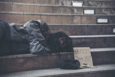 Evsiz, yoksul, dilenci, para isteyen ve içinde 