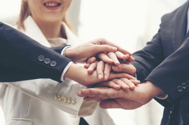 Takım çalışması kavramı. Çeşitli insanlardan oluşan bir grup canlı yayında Ebeleme Takımı 'nın selamlama gücüne beşlik çakıyor. Birlikte çalışan çok ırklı insanlar grubu. İş Ekibi başarısında gönüllü işbirliği