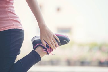 Egzersiz öncesi bacak esnetme. Sağlık hizmetleri kavramı