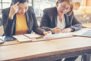 İş ekibinin ortaklara güveni. İşbirliği ekibi toplantısı.