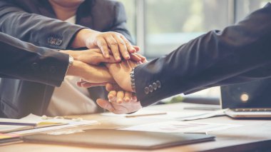 Ortaklık kavramı. Bir grup fotoğrafçı ortak el ele verip birbirlerine güvendiler. İş ortaklarının el ele tutuşması. İnsanların özgünlüğüne dayalı güven işi..