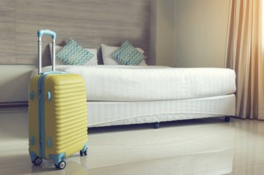 Seyahat Konsepti 'nde sarı valizli lüks oda. Lüks otel bavullu ve yataklı özel oda. Balayı gezisi.