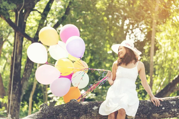 Mladá Krásná Žena Drží Barevné Vzduchové Balóny Parku Relaxace Mezinárodní — Stock fotografie