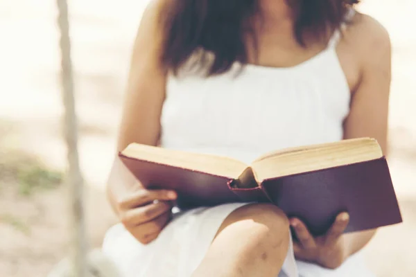 Donna Rilassata Che Legge Tiene Mano Libro Biblico Nel Parco — Foto Stock