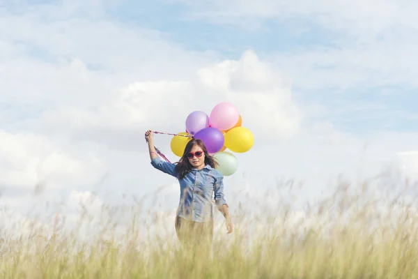 Happy Cheerful Woman Holding Colorful Balloons Wear Sunglasses Green Meadow — 스톡 사진