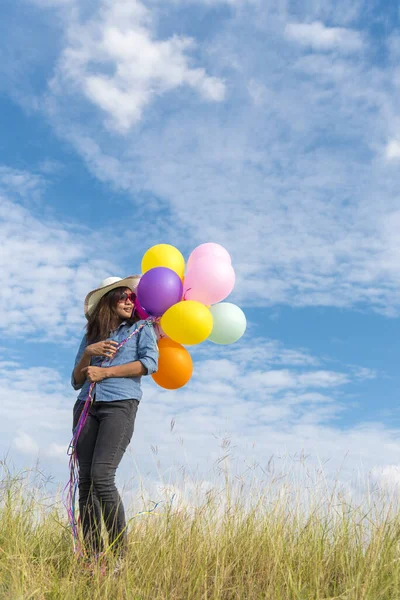 Gelukkige Vrouw Springen Met Lucht Ballonnen Weide — Stockfoto