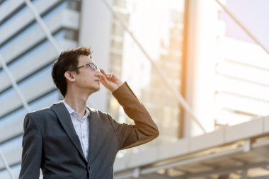 Seçkin İşadamı Fikir Düşünme Stratejisi ve Parlak Geleceğin Memnuniyeti 'ne bakan mutlu iş adamı. İş Konsepti