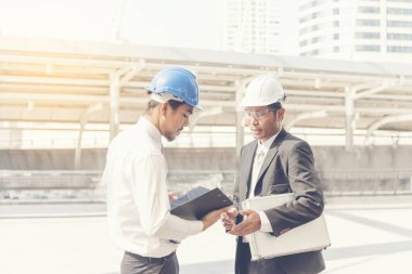 İş ekibi sahada tartışıyor. İnşaat müteahhidiyle iç tasarım danışmanlığı. Mühendislik Konsepti.