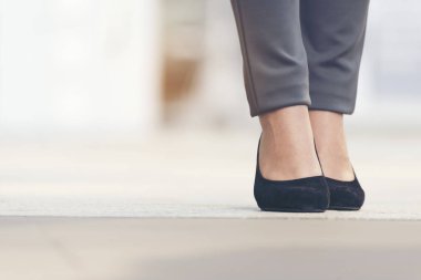 Modern Şehirde Yürüyen İş Adamları Ofiste Çalışmak İçin. Kalabalık grup insan iş kadını, evrak çantası, akıllı telefon, kahve fincanı ile büyük şehir yaşam tarzı kadın. İş Kavramı.