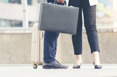 Modern şehirde çalışmaya gitmek için merdiven yürüyen genç aktif iş insanları. Evrak çantası, akıllı telefon, bir fincan kahve ile büyük şehir yaşam tarzı insanlar kalabalık grup. İş yaşam tarzı konsepti.