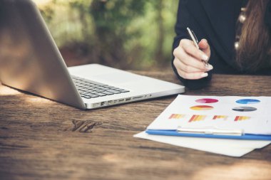 Dışarıda çalışan ve yıllık rapor belgelerini okuyan güzel bir iş kadını. Akıllı tablet tutuyor. teknoloji kavramı.