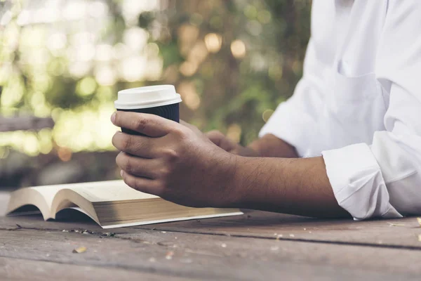 Uomo Rilassato Che Legge Libro Nel Parco Concetto Stile Vita — Foto Stock