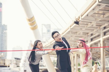 Rekabet yarışmasında takım elbiseli yarışmacı bitiş çizgisine ulaşacak. İş Kavramları.