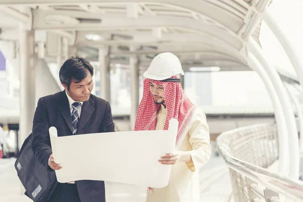 Framgång Arabisk Ingenjör Bär Vit Hjälm Hatt För Säkerhet Stående — Stockfoto