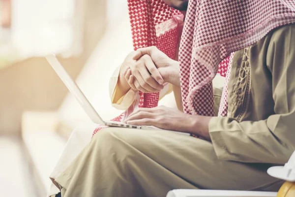 Arab Man Team Business Hand Skaka Efter Kompletta Affärer Framgångsrik — Stockfoto