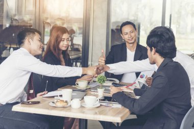 İş Pazarlama Ekibi Ofiste İşbirliği Yapın. Bir grup insan birlikte çalışarak toplanıyor. Pazarlama iletişimi strateji iş ofisi. İş Ekibi konferans toplantısı dışında. İş Kavramı