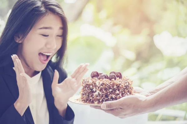 Jovem Cara Mulher Asiática Tem Bolo Surpresa Seu Aniversário Sentir — Fotografia de Stock