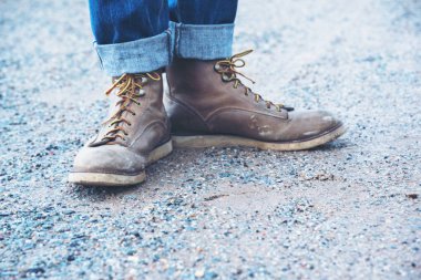 İnşaat alanında bot güvenlik işçisi. Mühendis Rafineride İşçi Güvenliği için Kotlar ve Kahverengi Çizmeler Giyiyor. Mühendislik güvenliği endüstrisi. Moda yürüyüşü..