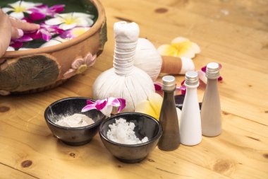 Spa el masajı terapisi spa salonundaki tedaviyi gevşetiyor. Güzellik, cilt, organik masaj, sağlıklı vücut, cilt, rejeneratif organik yağ ve ovalama. Spa salonu terapisti