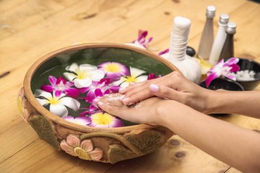 Spa el masajı terapisi spa salonundaki tedaviyi gevşetiyor. Güzellik, cilt, organik masaj, sağlıklı vücut, cilt, rejeneratif organik yağ ve ovalama. Spa salonu terapisti