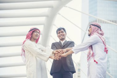 Takım çalışması kavramı. Çeşitli insanlardan oluşan bir grup canlı yayında Ebeleme Takımı 'nın selamlama gücüne beşlik çakıyor. Birlikte çalışan çok ırklı insanlar grubu. İş Ekibi başarısında gönüllü işbirliği