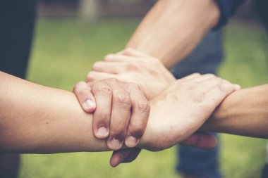 Başarı Ortaklığı Konsepti için el ele tutuşmak. İş ortakları üçgen takım çalışması el ele tutuşarak el ele tutuşuyorlar. Eller el ele hareket çeşitliliği kurumsal takım.