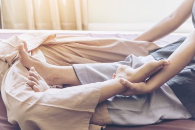 Tayland masaj spası ve sağlık merkezinde geleneksel Tayland masajı. Rahatlamış kadın, lüks spa sağlık merkezinde geleneksel Tayland masajının iyileştirici aküpresi sayesinde bacak terapisi gördü..