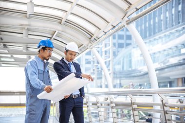 Güvenlik Ekibi 'nin inşaat mühendisi. İnşaat sahasında güvenlik ekipmanı var. İnşaat Mühendisi Hardhat Koruma Başkanı. Mühendislik Konsepti