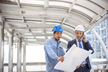 Güvenlik Ekibi 'nin inşaat mühendisi. İnşaat sahasında güvenlik ekipmanı var. İnşaat Mühendisi Hardhat Koruma Başkanı. Mühendislik Konsepti