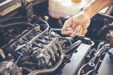 Otomobil garaj otomobil ve araç tamirhanesi makine mühendisliğinde. Otomobil tamircisi el arabasıyla otomotiv teknisyeni atölyesini onarıyor. Servis araba motoru makinesi