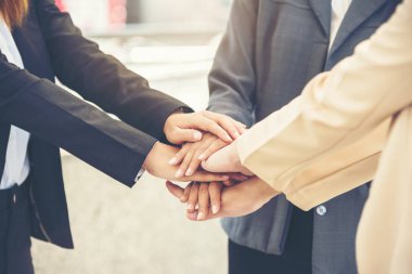 Takım çalışması kavramı. Çeşitli insanlardan oluşan bir grup canlı yayında Ebeleme Takımı 'nın selamlama gücüne beşlik çakıyor. Birlikte çalışan çok ırklı insanlar grubu. İş Ekibi başarısında gönüllü işbirliği